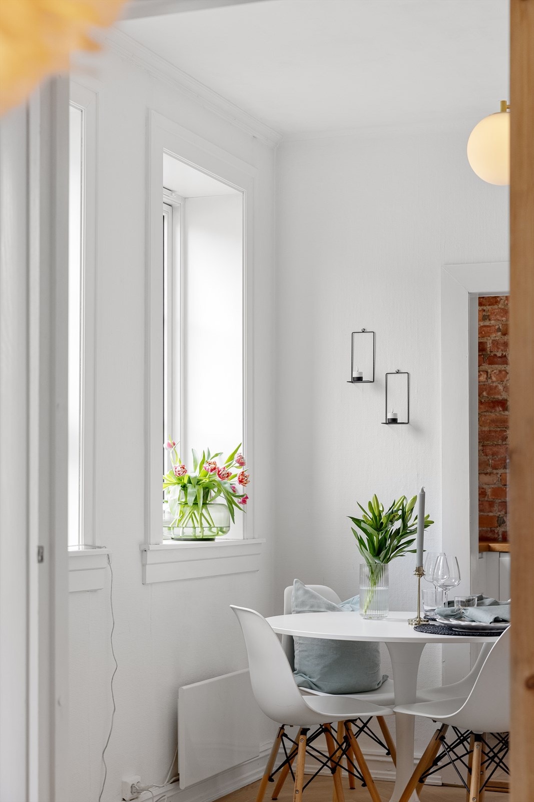 De flotte, dype vinduspostene passer perfekt for planter og dekor. Galleribilde