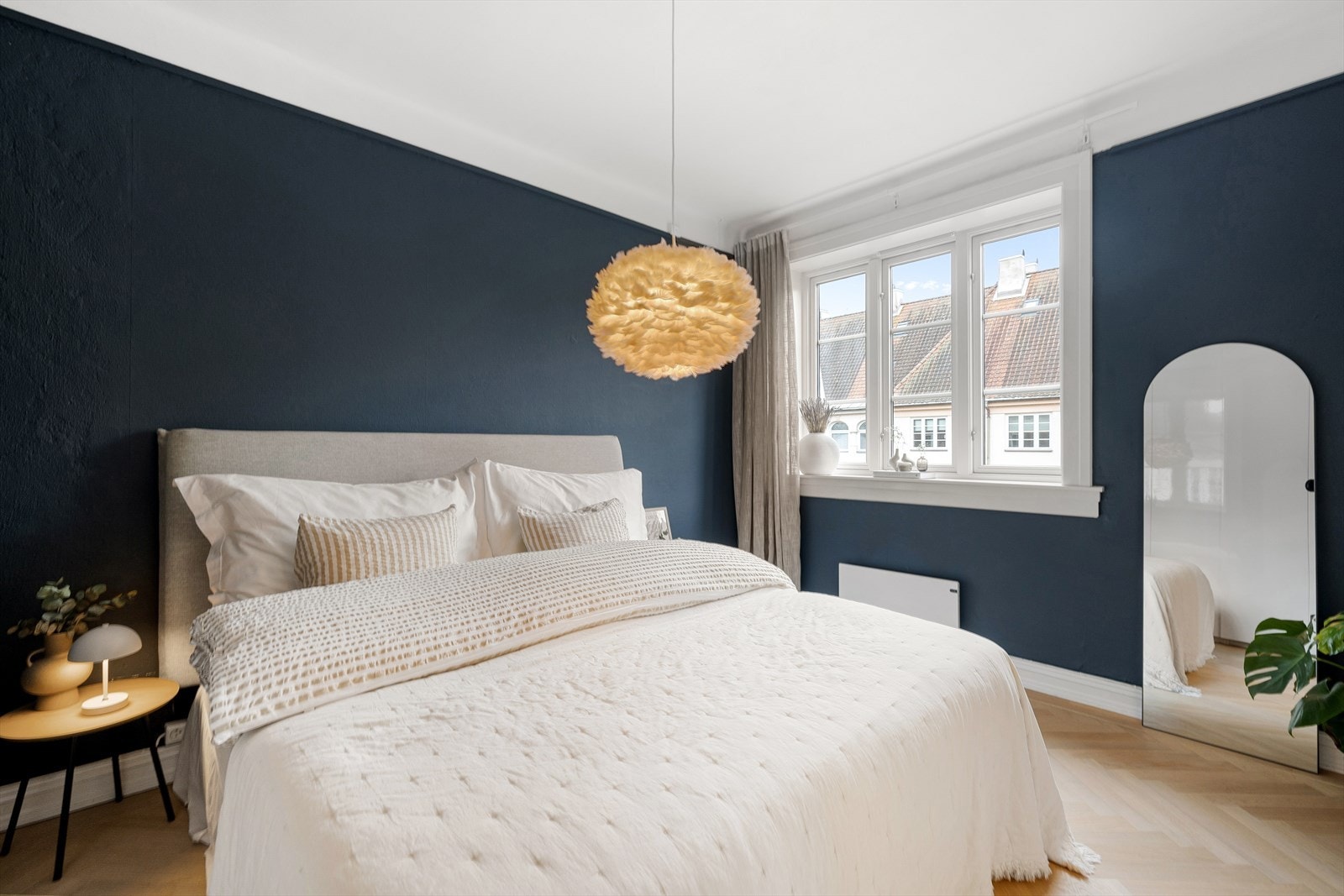 Leilighetens soverom er av god størrelse, og er malt i en behagelig blåtone. Galleribilde