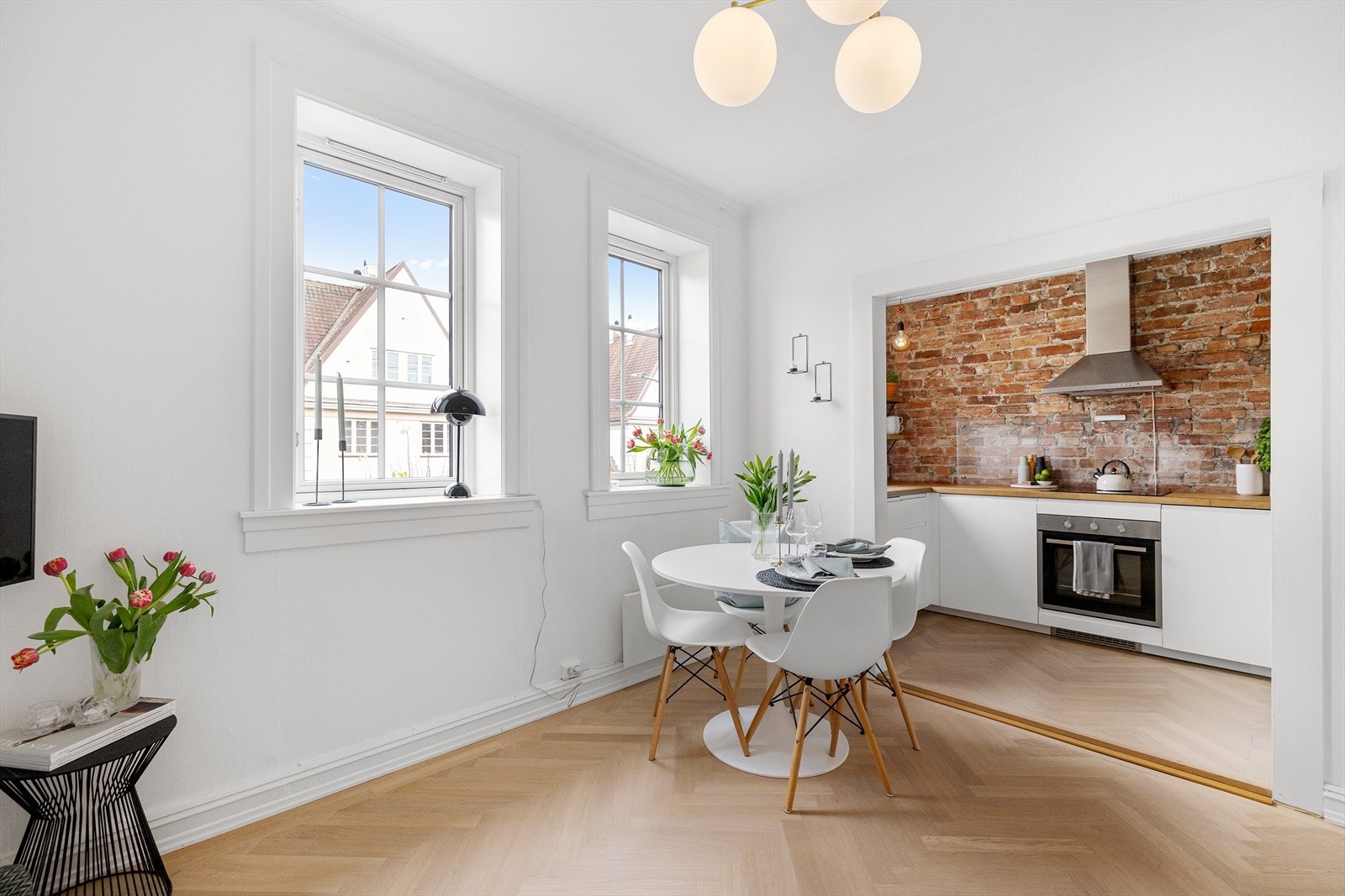 Ved kjøkkenet er det god plass til spisebord. Galleribilde