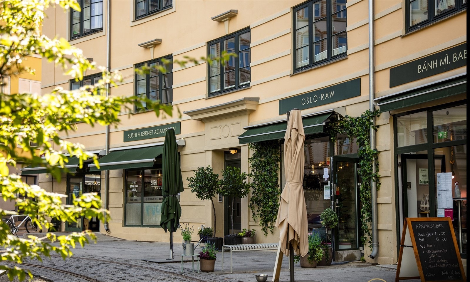Adamstuen torg byr på flere hyggelige kafeer, grønnsakshandel, Baker Hansen og to sushi-restauranter. Galleribilde