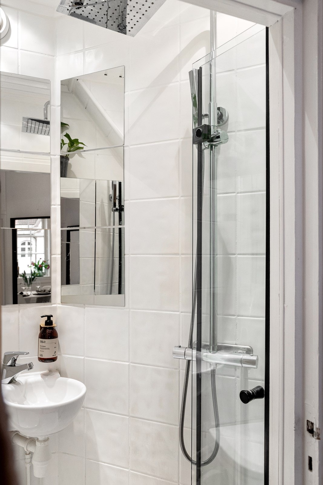 Innredning og garnityr på badet består av toalett, dusjplass med vegger og servant med ettgreps blandebatteri. Galleribilde