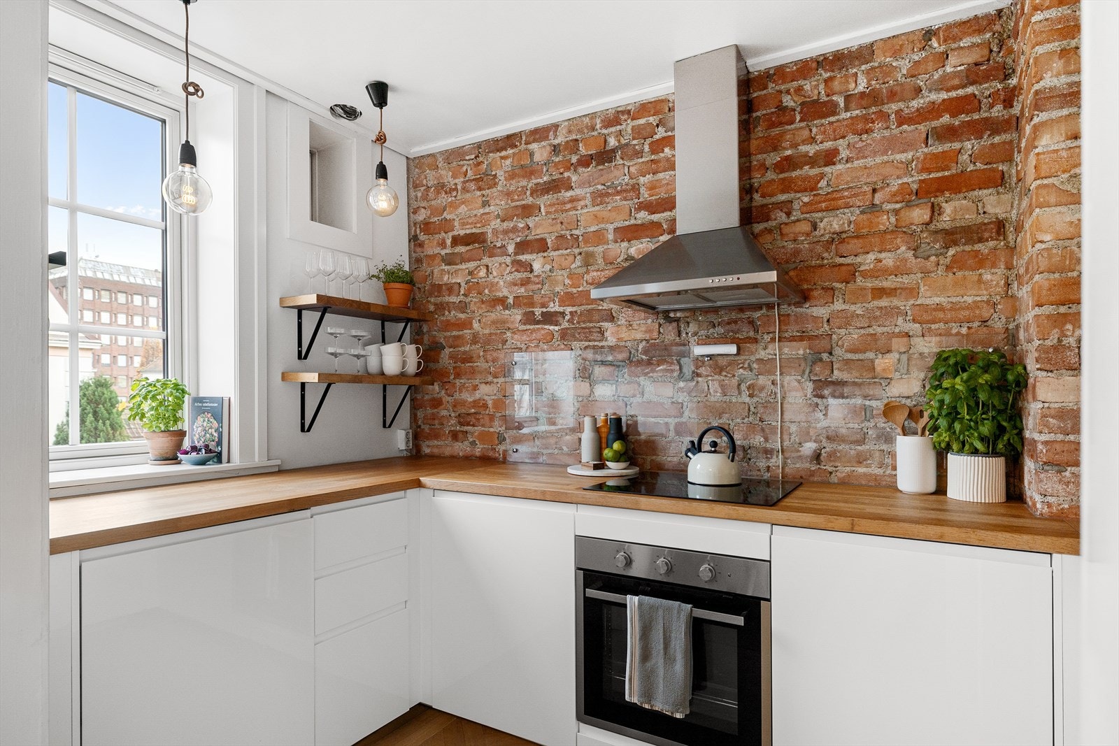 Leiligheten ligger i 2. etasje og inneholder entré, kjøkken, stue, bad og soverom. Galleribilde