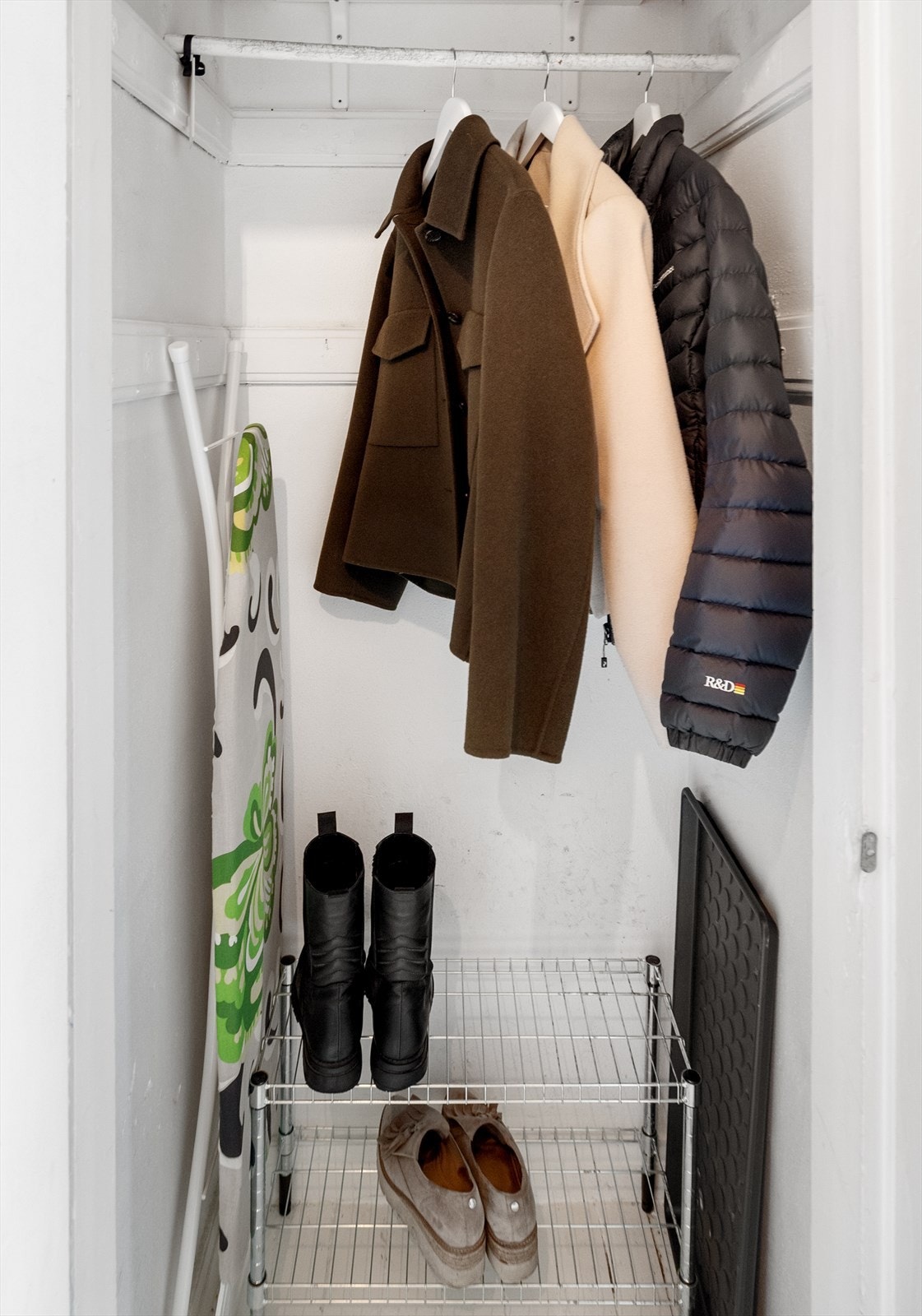 Det er god plass til oppbevaring av sko og yttertøy i innebygd skap. Galleribilde