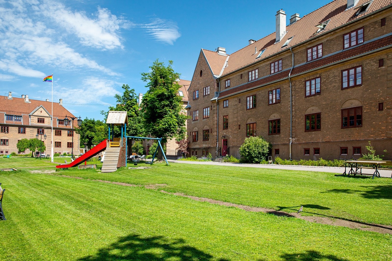 Nydelige, grønne fellesområder med sittegrupper, felles grill, beplantning og trær. Galleribilde