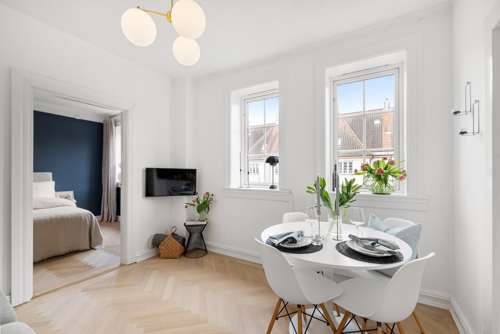 De store vindusflatene sikrer godt innslipp av naturlig lys. Galleribilde