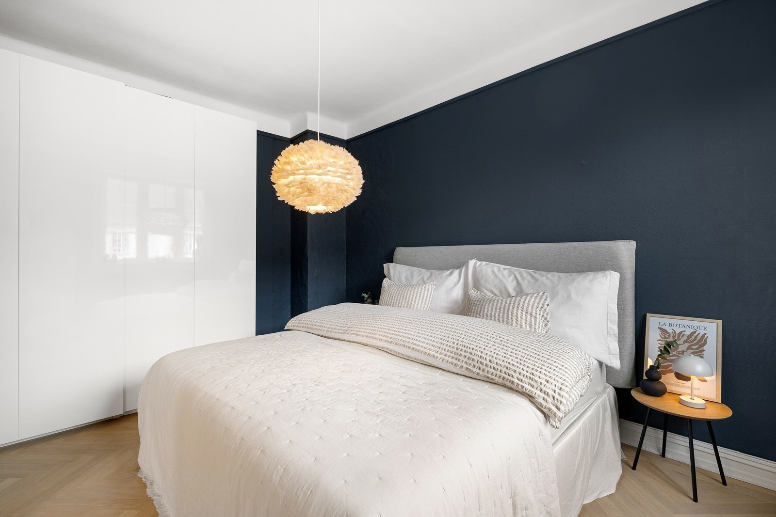 Det er god plass til dobbeltseng, nattbord, kommode og garderobeskap. Galleribilde