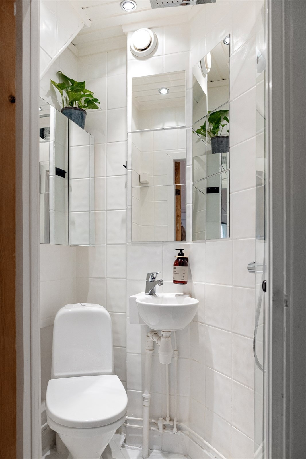 Bad med flislagte overflater og downlights i himling. Galleribilde