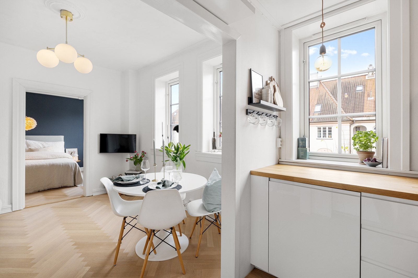 En sjarmerende, lys og gjennomført 2-roms beliggende i populære Lindern hageby. Galleribilde