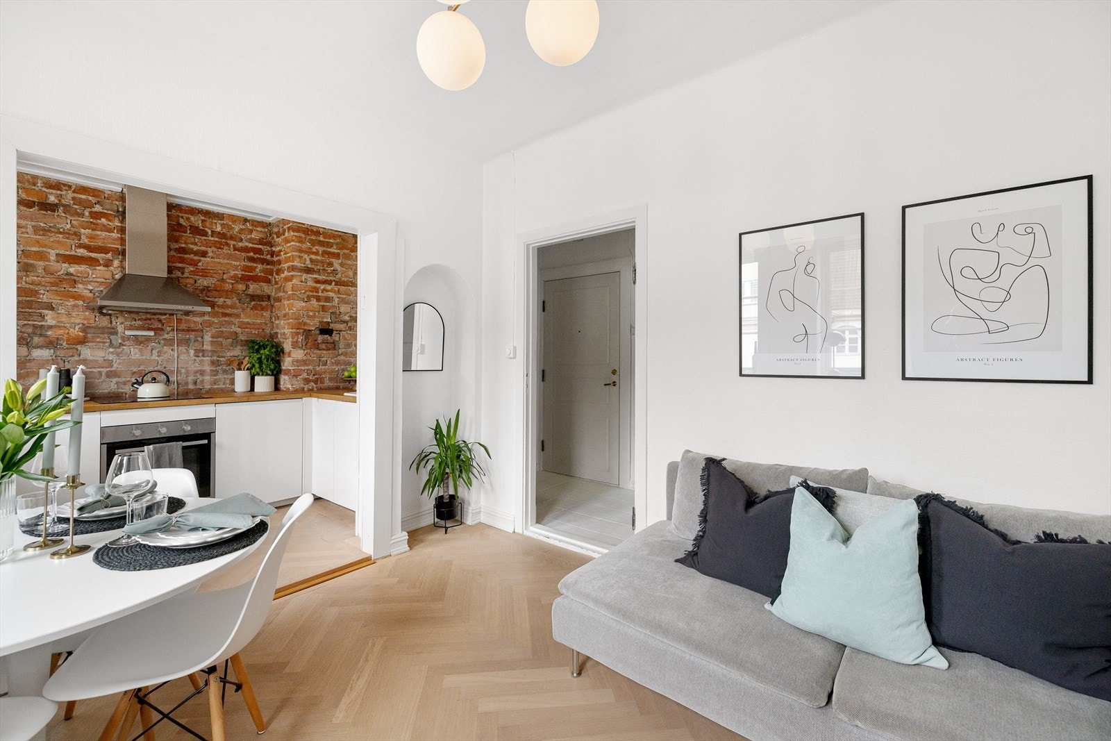 Overflater med pen fiskebensparkett i eik (fra 2020) og lyse vegger. Galleribilde