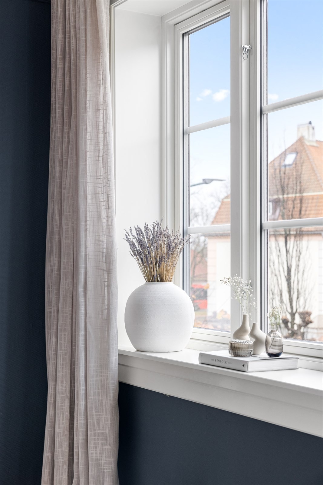 Store vindusflater sikrer godt med lys og luft. Galleribilde