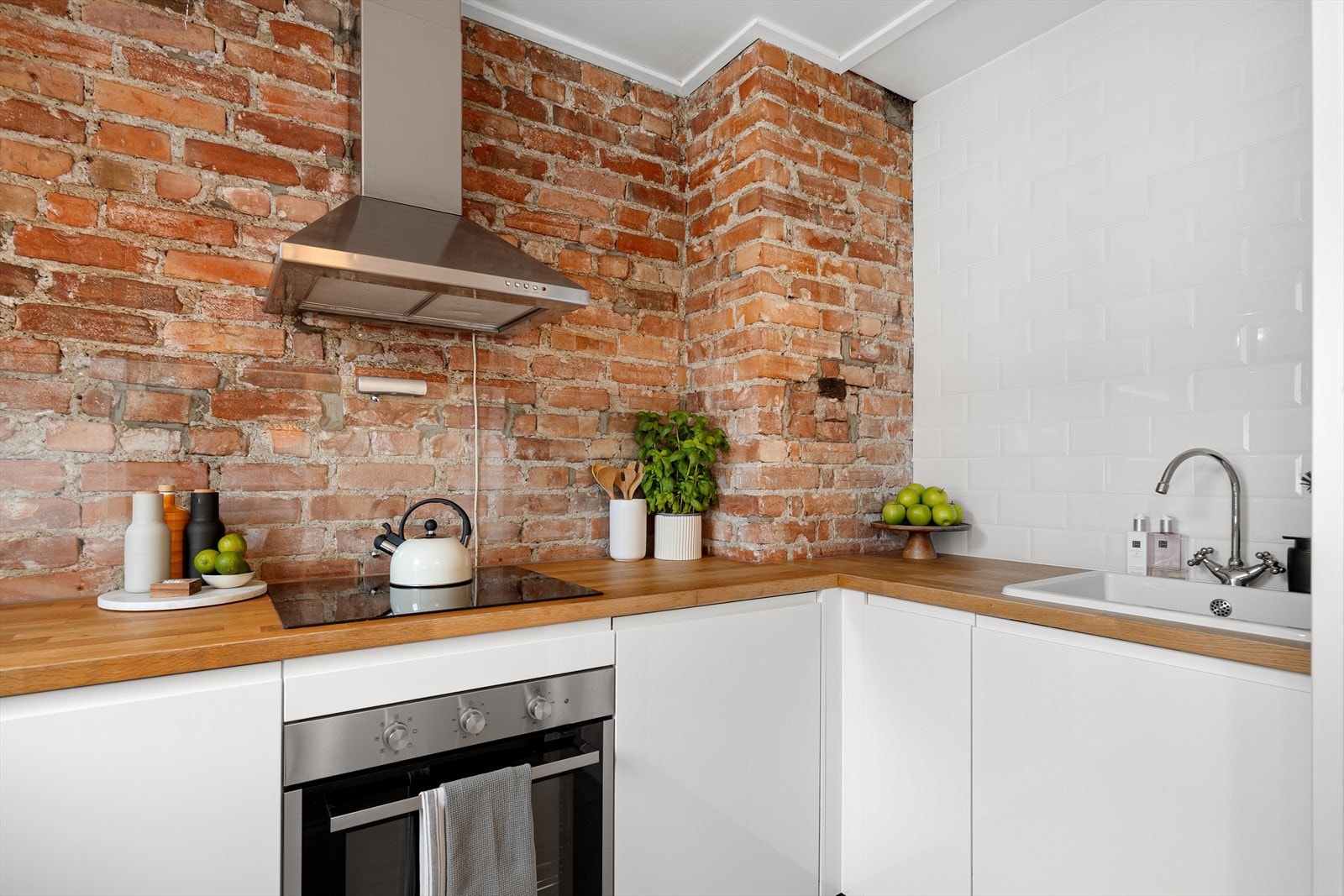 Det er integrerte hvitevarer som består av kjøleskap med fryser, oppvaskmaskin, koketopp og komfyr. Galleribilde