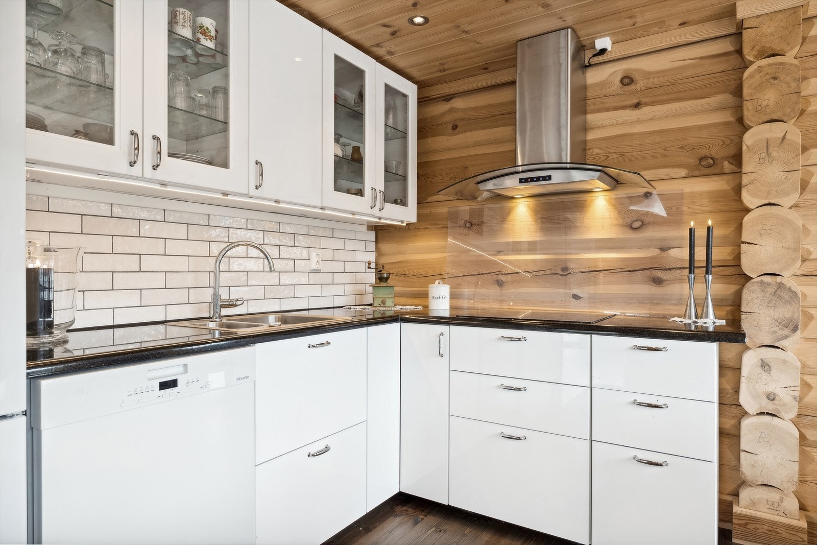 Det er lagt opp trekkerør til gass under sokkel. Plass og opplegg for kjøl/frys, koketopp og stekeovn. Vedr. hvitevarer se pkt. løsøre og tilbehør i salgsoppgaven. Det er avtrekksvifte til yttervegg og komfyrvakt er montert i hjørneskapet. Galleribilde