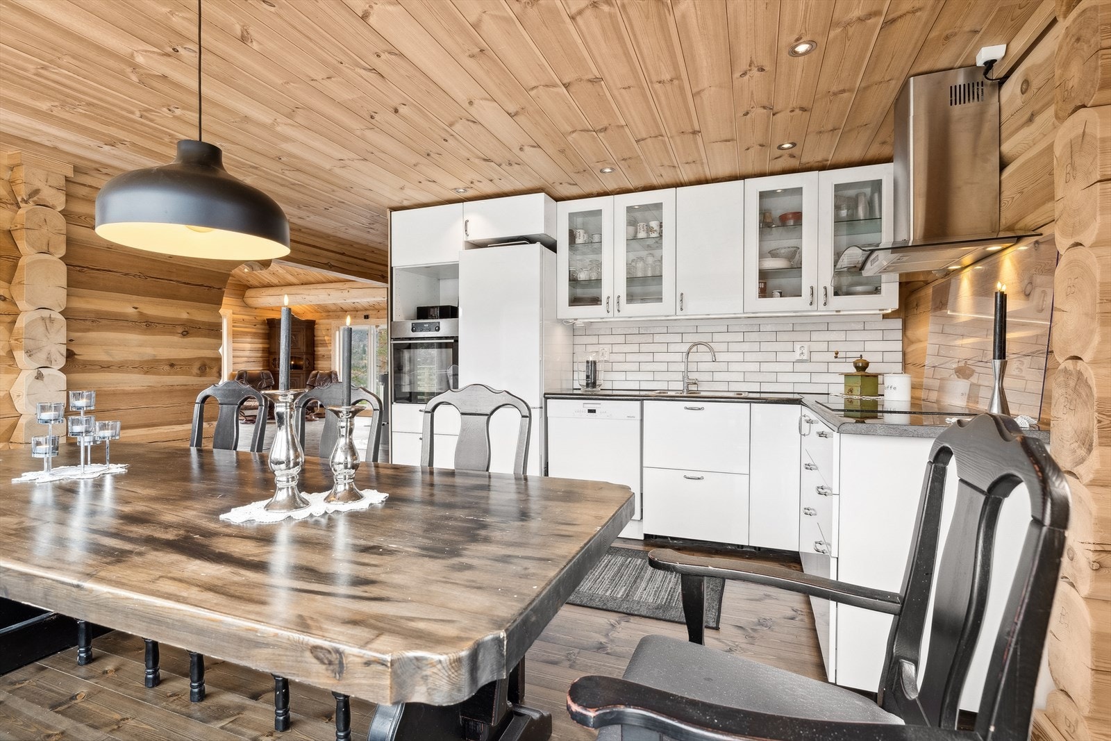 Kjøkkenet er videre utstyrt med glassplate/sprutplate bak koketopp på tømmervegg, flis på vegg mellom benkeplate og overskap. Galleribilde