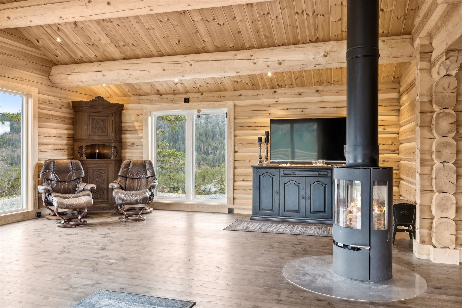 I stuen finner du en vedovn som sørger for ekstra hygge og varme på kalde dager. Galleribilde