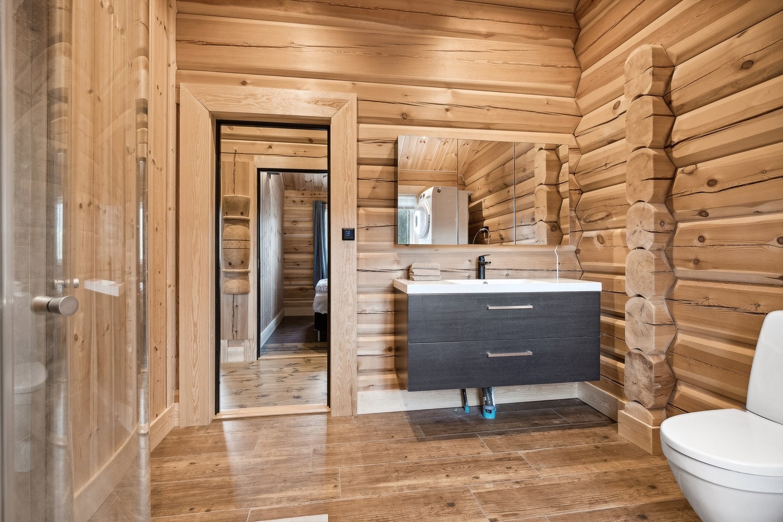 Baderommet er ikke komplett bygget som ett våtrom. Våtrommet er prosjektert og utført som selvbygger. Det lar seg ikke gjøre å bygge våtrom komplett i hht tek, der det er tømre på vegger. Galleribilde