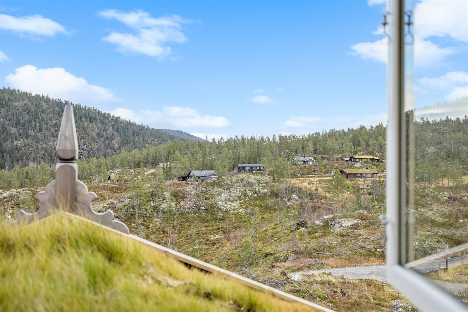 Nydelig utsikt mot omkringliggende fjellområde. Galleribilde