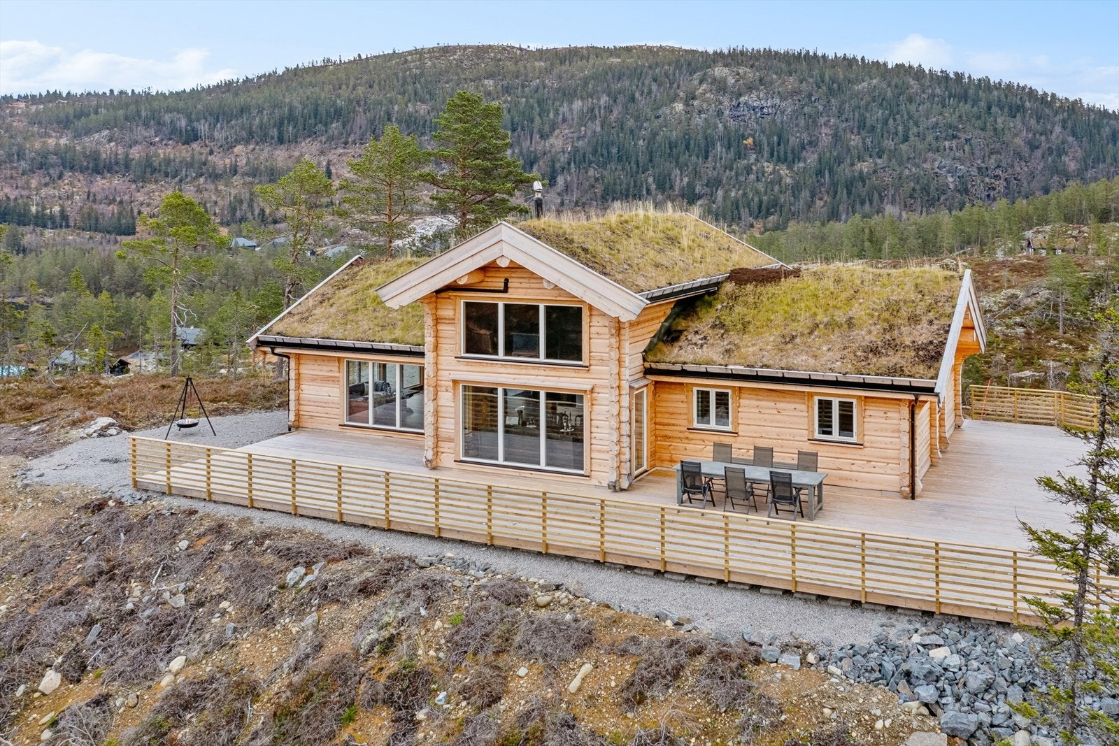 Beate Ellingsen og Asya Kücükyavuz Bicak v/DNB Eiendom har gleden av å presentere Fikstjønnvegen 7! Galleribilde