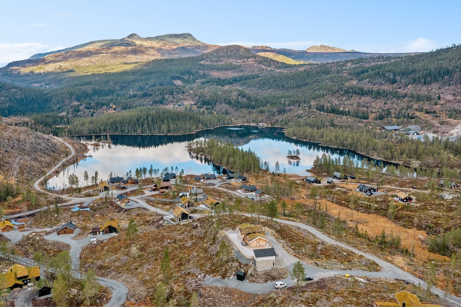 Hytta har en idyllisk beliggenhet med nærhet til Fikstjønn. Galleribilde