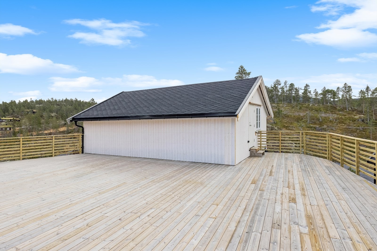 Fra terrassen er det adkomst til hemsen over garasjen. Galleribilde