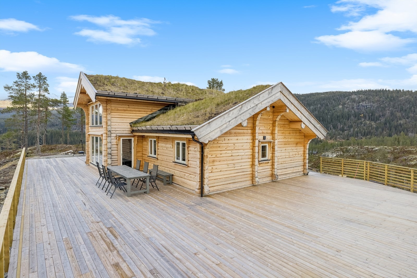 Tomten ligger på et høydedrag for seg selv, med utsikt mot Fikstjønn og omliggende fjell. Galleribilde