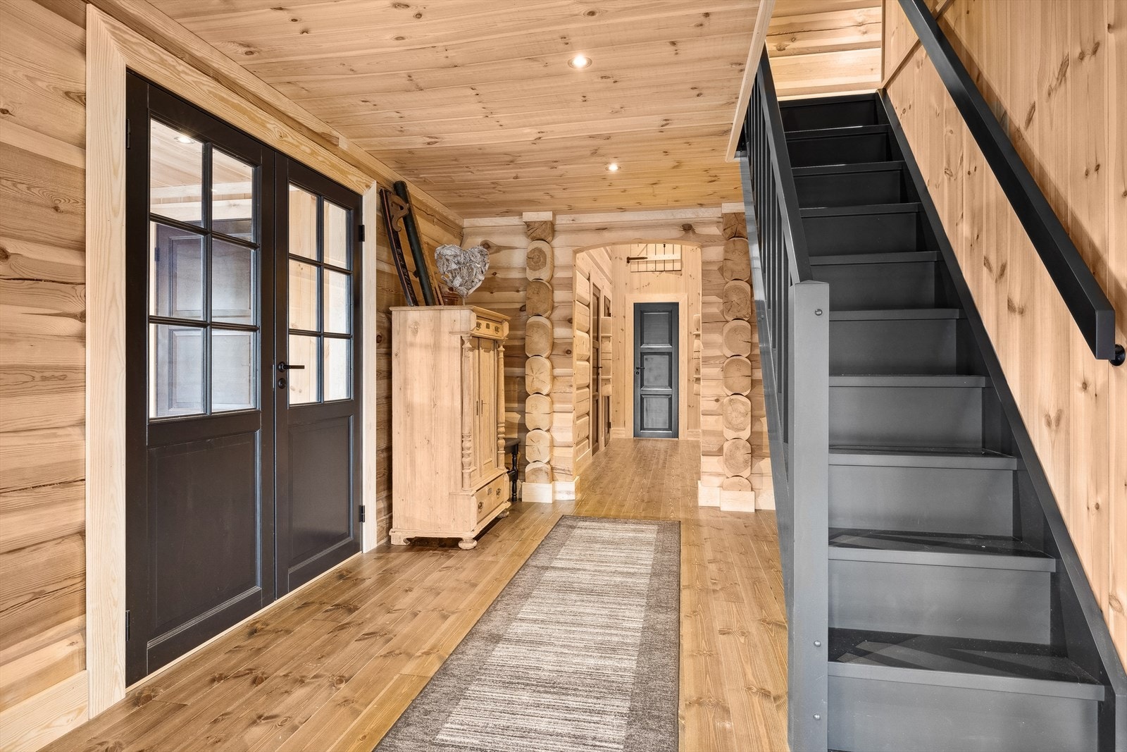 Romslig mellomgang meg god plass til oppbevaring. Galleribilde