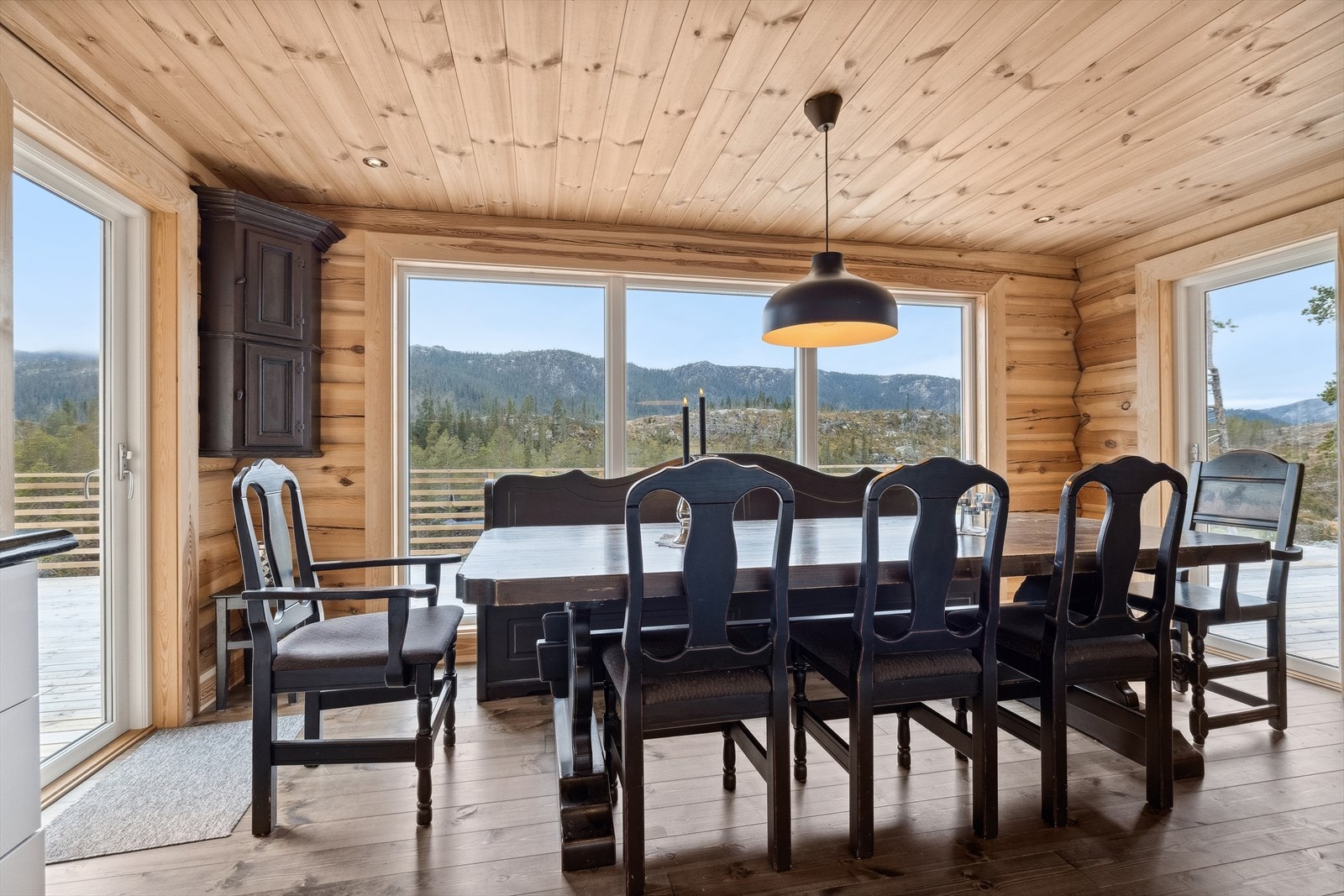 Det er videre plass til et stort spisebord hvor en bedre middag kan nytes sammen med det inviterte selskapet. Galleribilde