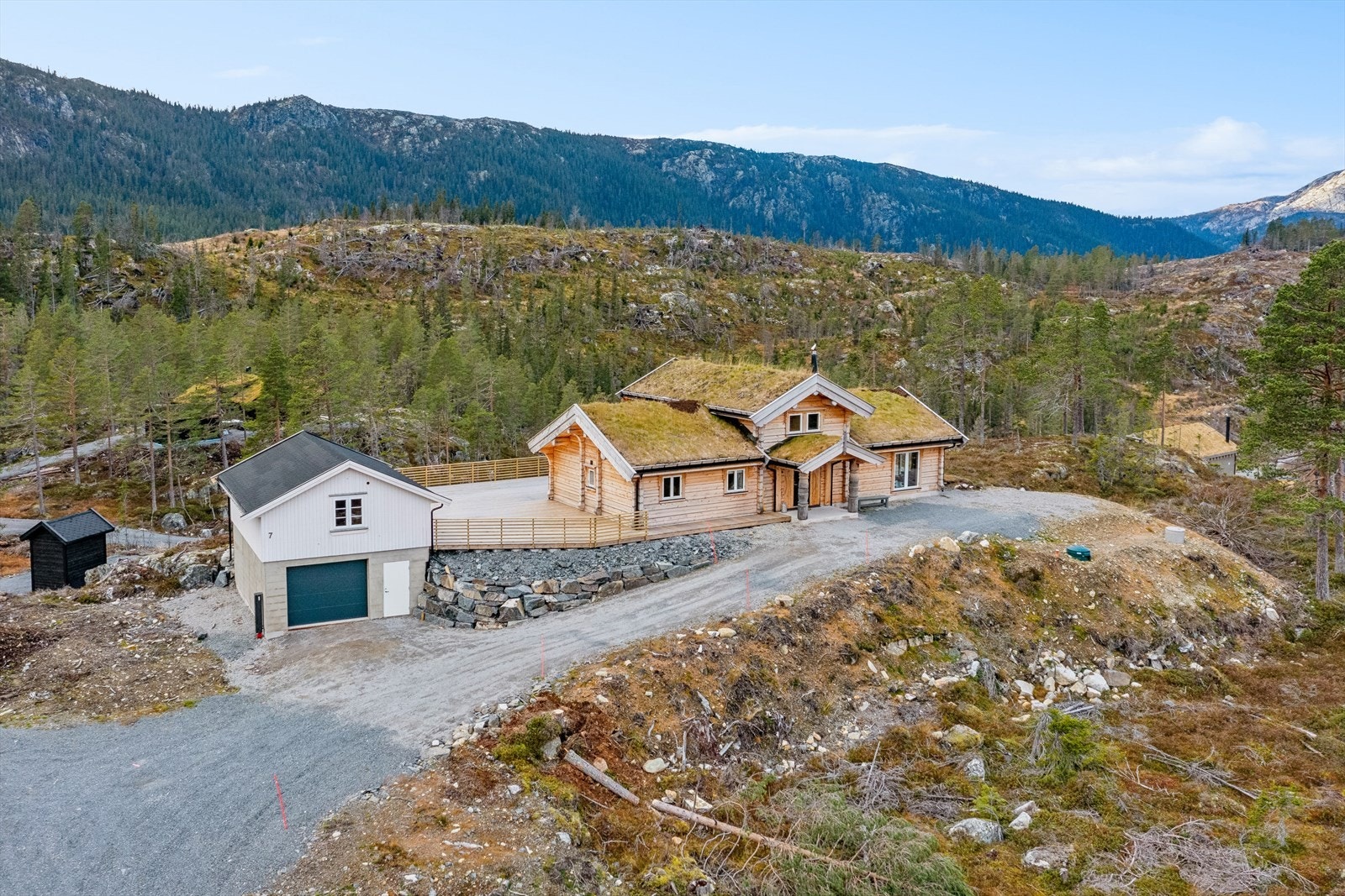 Hytta ligger på en topp med lite innsyn, har store vindusflater og flott utsikt. Galleribilde