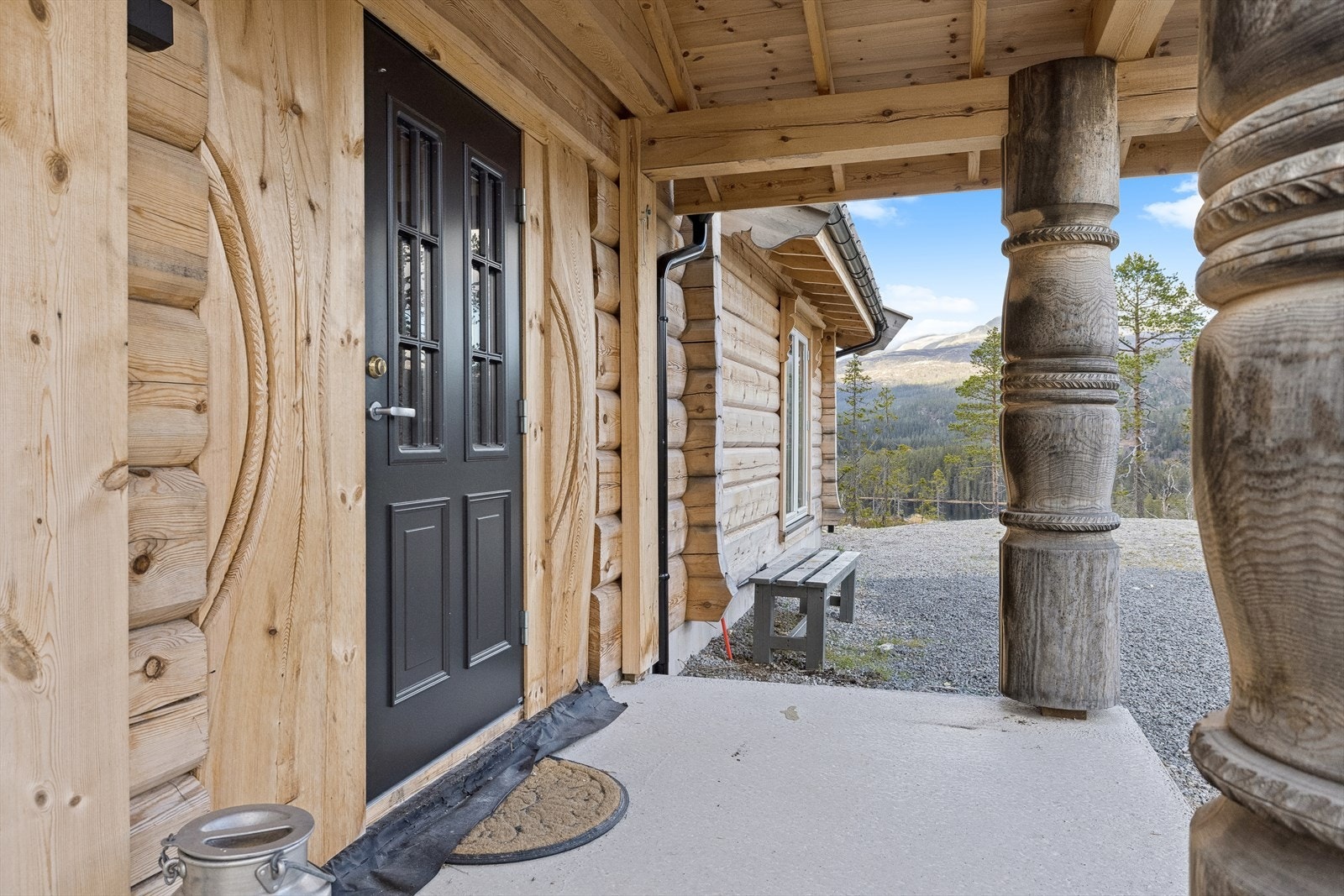 Her ønskes du velkommen inn via ett overbygget inngangsparti med støpt betonggulv på ca 6 m². Galleribilde