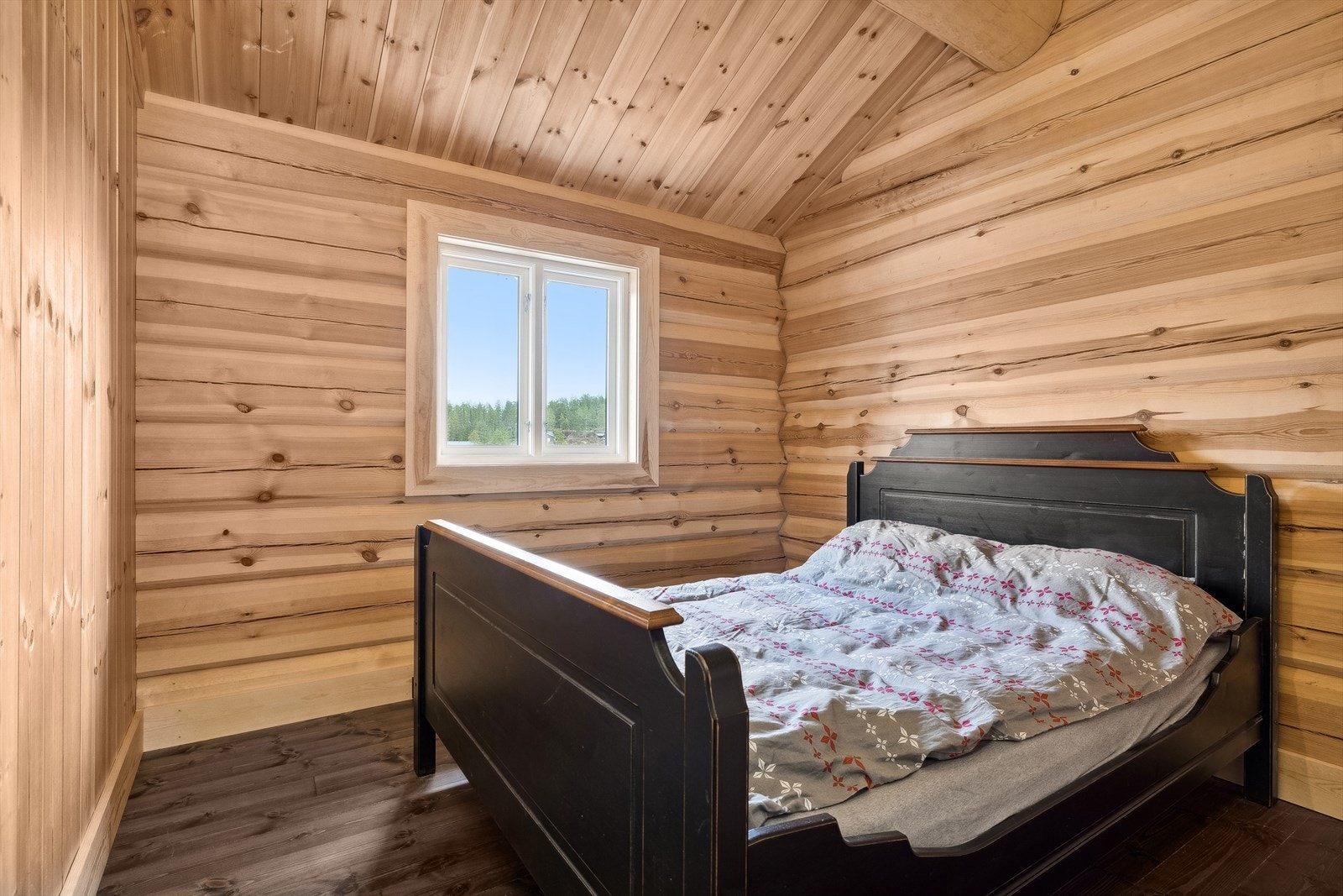 Videre byr hytta på 5 gode soverom, beliggende i både hyttas første etasje og loftetasje. Galleribilde