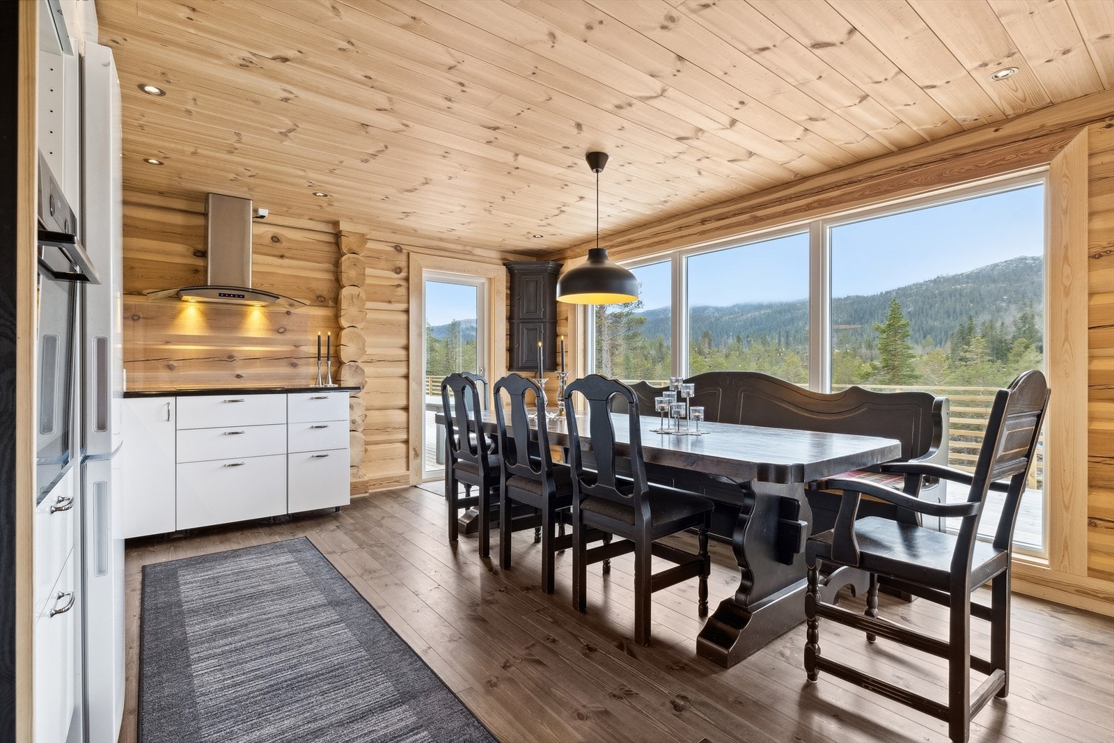 Med kjøkken og spisestue i ett blir det både gøy og sosialt å kokkelere til det inviterte selskapet. Galleribilde