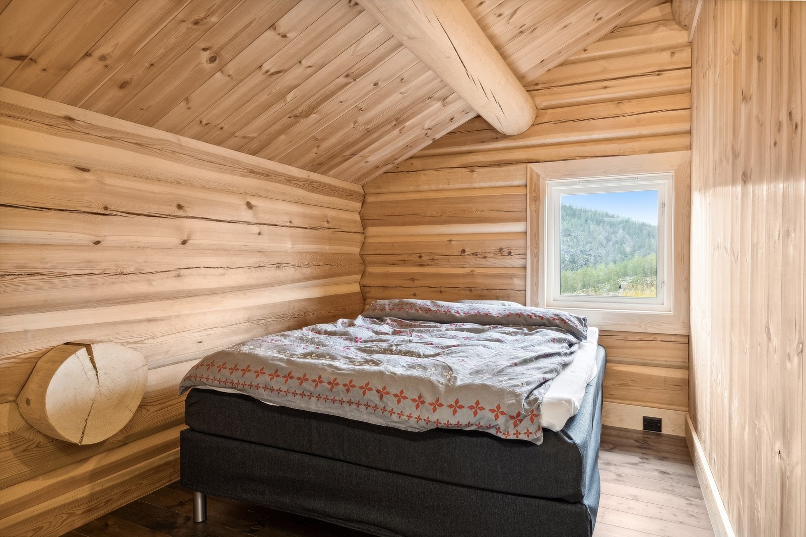 To rom i loftsetasjen er innredet som soverom. Rommene er ikke godkjent for varig opphold. Galleribilde