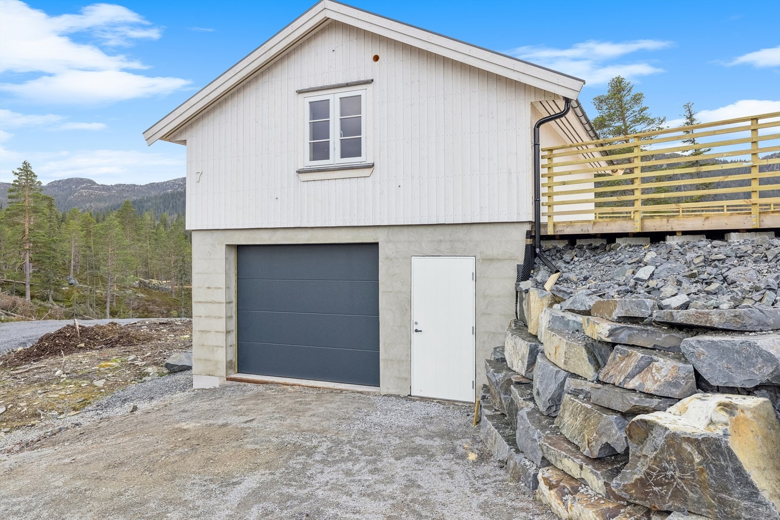 Det gjøres spesielt oppmerksom på at garasjen er oppført med annet materiell enn på byggetegningene. Se punkt ferdigattest for ytterliger informasjon. Galleribilde