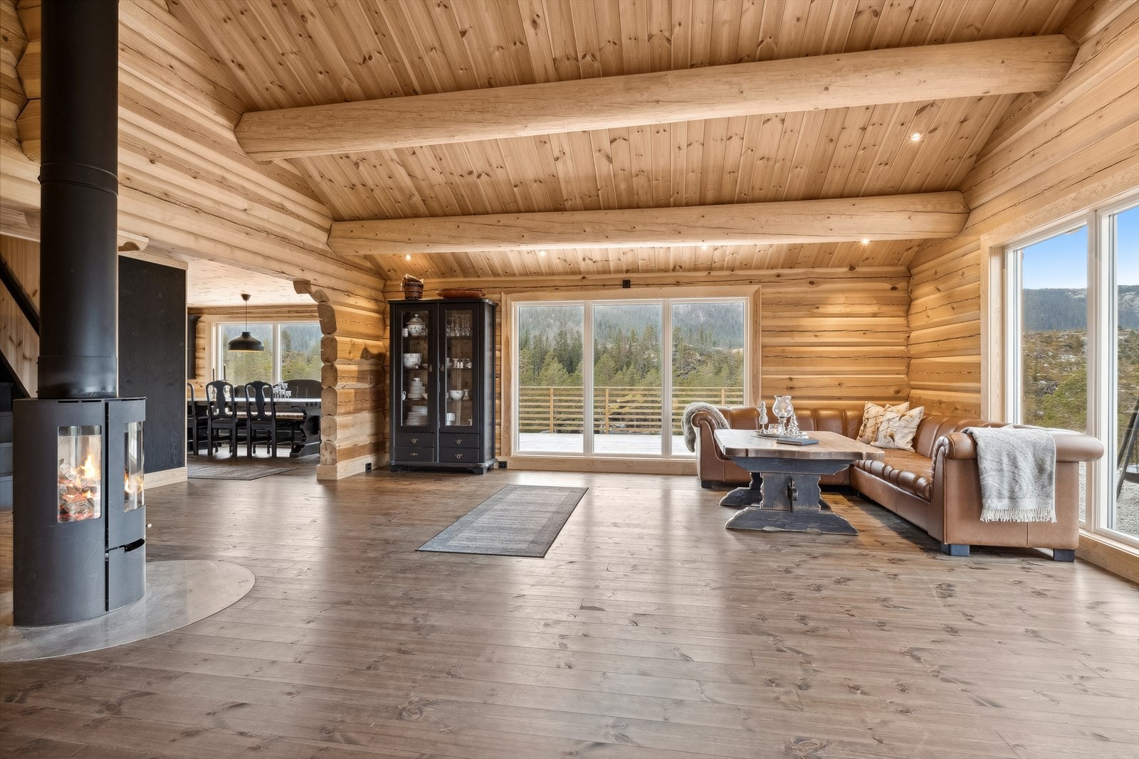 Stuen har god plass til en hyggelig sofagruppe og ønsket medie-/oppbevaringsmøblement. Galleribilde