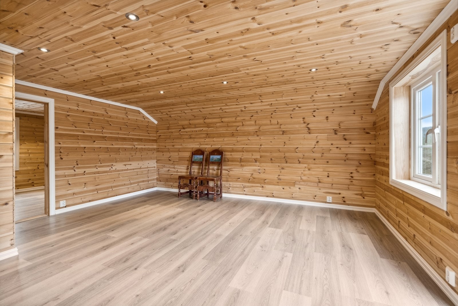 Hems over garasjen. Galleribilde