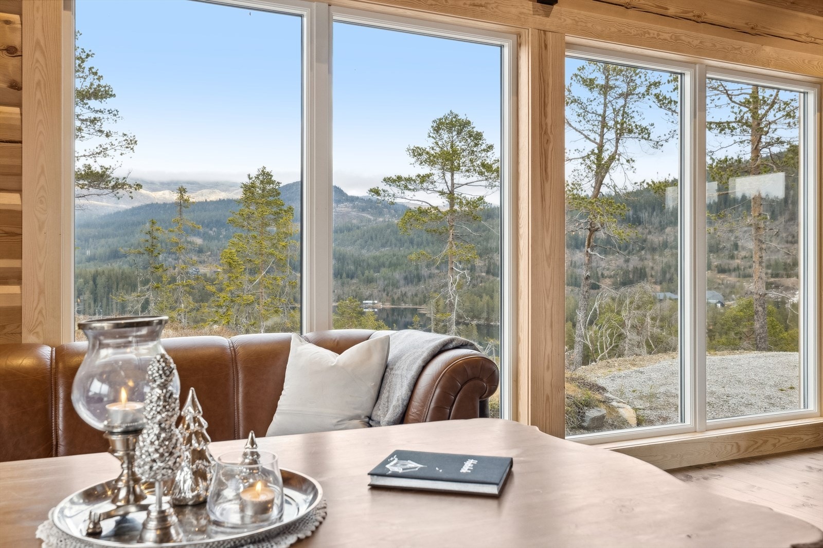 De store vindusflatene sammen slipper inn godt med lys å skaper en luftig og fin atmosfære i rommet. Galleribilde