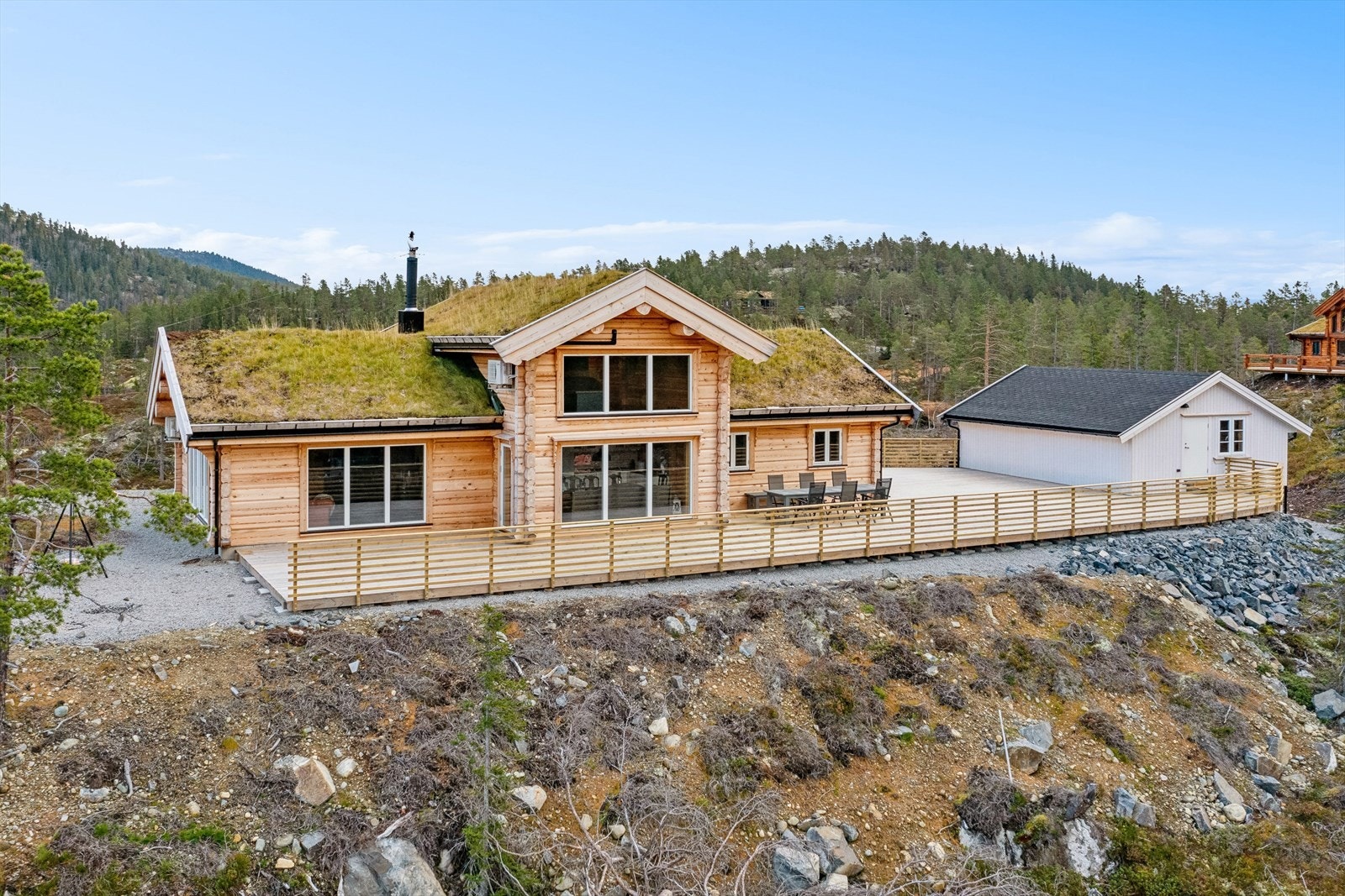 I sommerhalvåret er det fine merkede turstier i området. Det er også mulighet for å kjøpe fiskekort. Galleribilde