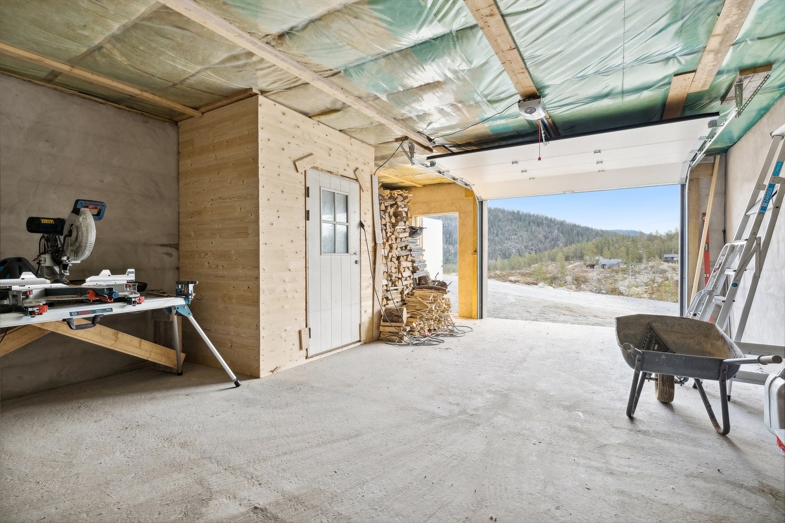 Det er lagt opp kurs i garasje for el-billader. Det er forøvrig rikelig med parkeringsmuligheter på egen tomt. Galleribilde