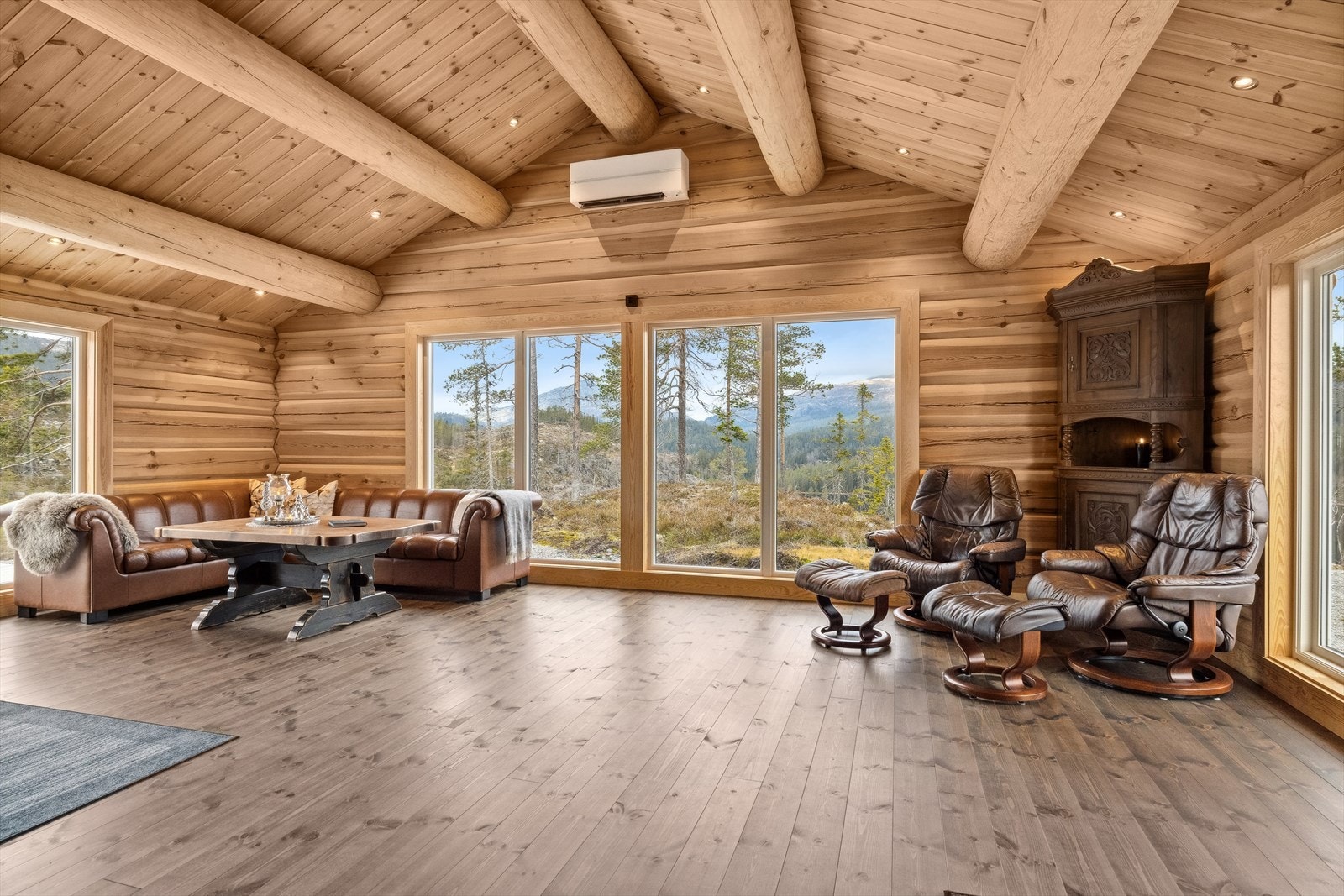 Det er montert to varmepumper i hytta fra 2022 - plassert i stuen og på loftet. Galleribilde