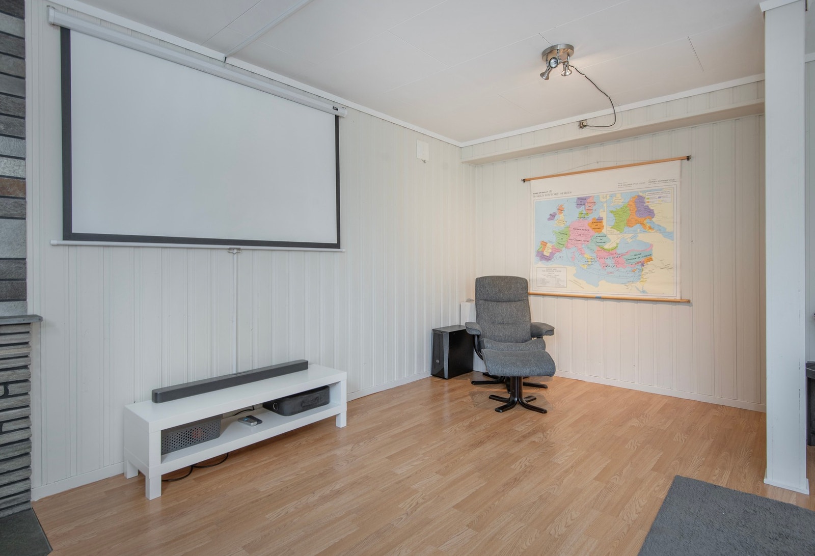 Rom innredet til kjellerstue Galleribilde