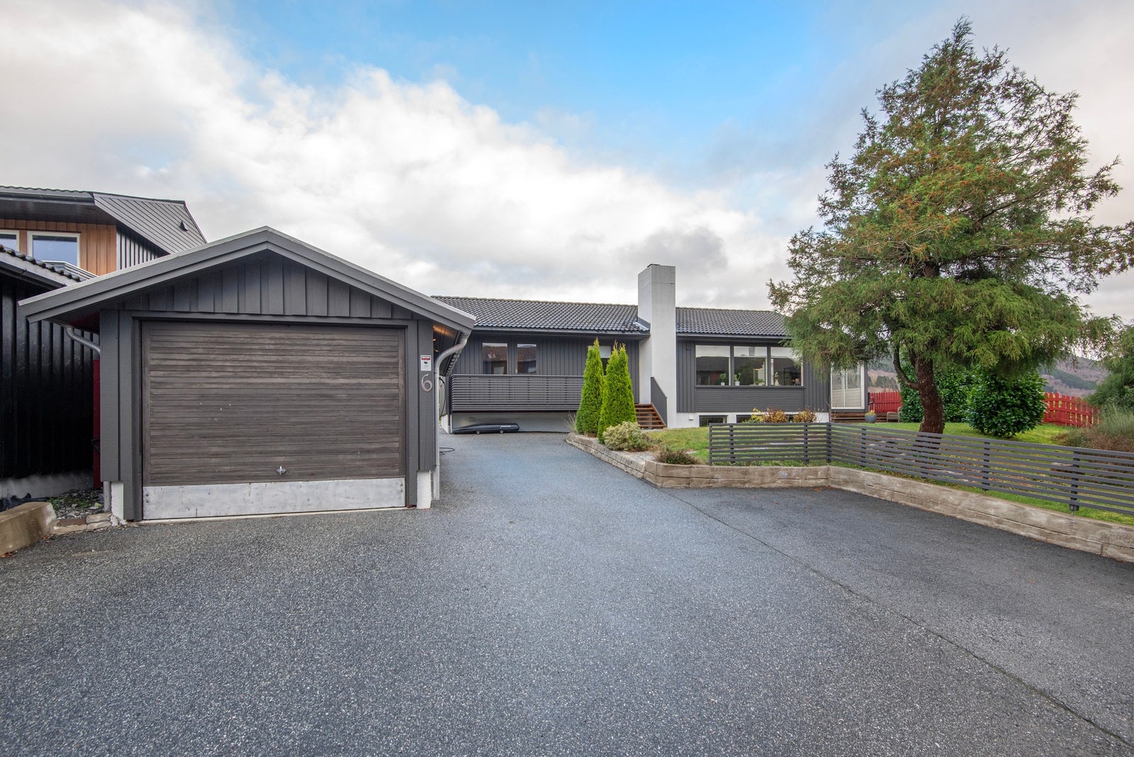 Ludvikdalen 6 - Innkjørsel og gårdsplass. Asfaltert og godt med bil oppstillingsplasser på tomten. Galleribilde