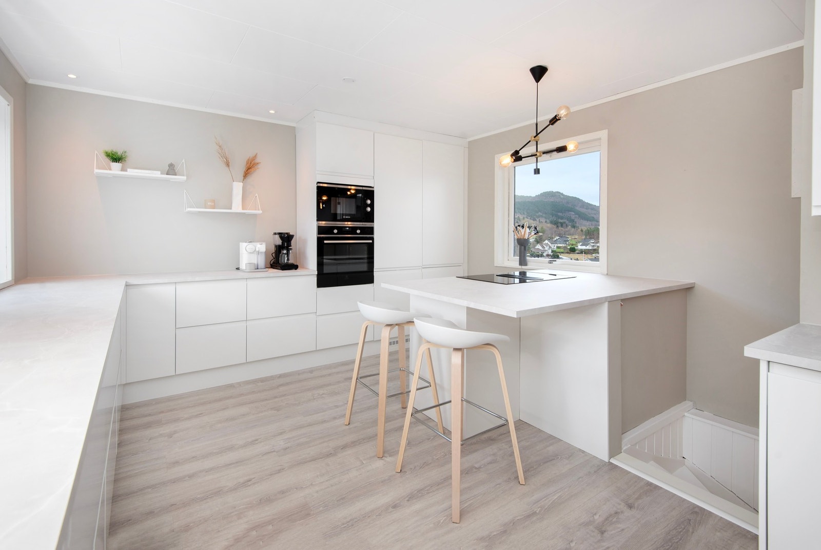 Flott kjøkken med mye skap og benkeplass Galleribilde