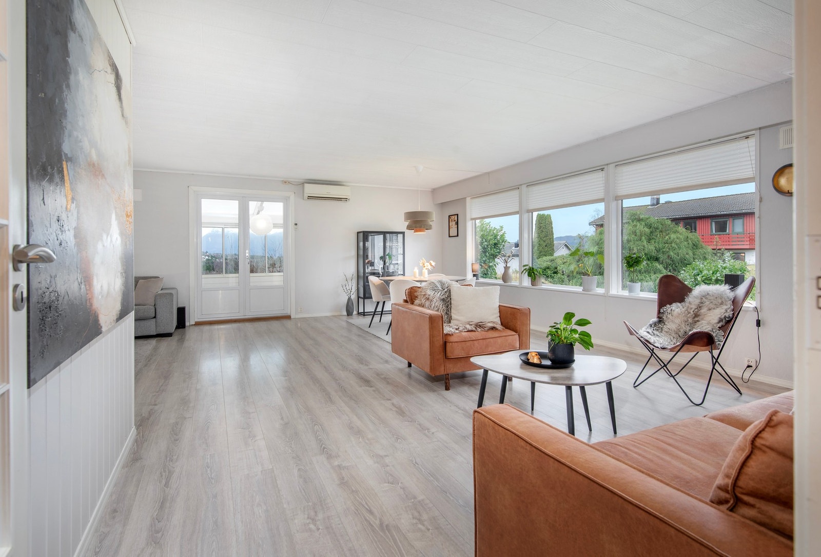 Lys og romslig stue med store vindusflater mot syd. Galleribilde