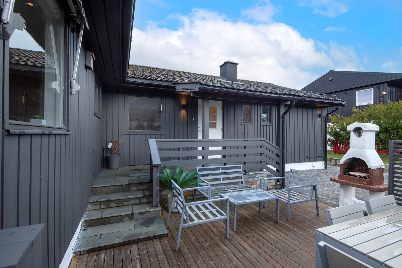 Terrasse i tilknytning til inngangspartiet - på denne terrassen nytes kveldssolen. Galleribilde