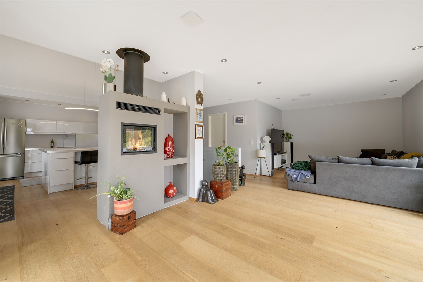 Kjøkken og stue i en åpen løsning Galleribilde