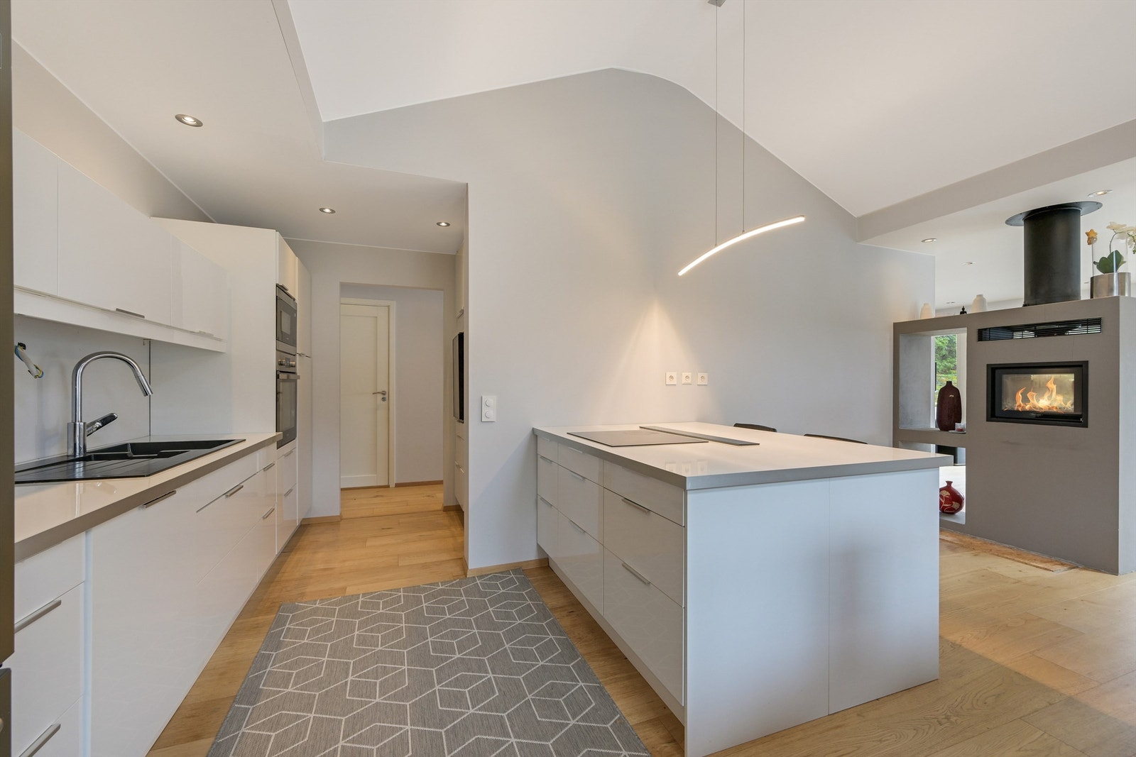 Mye skap og benkplass på kjøkkenet Galleribilde