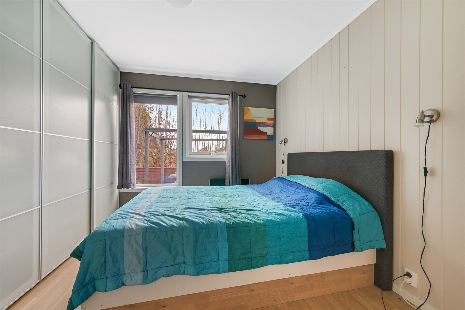 Soverom med garderobeskap Galleribilde