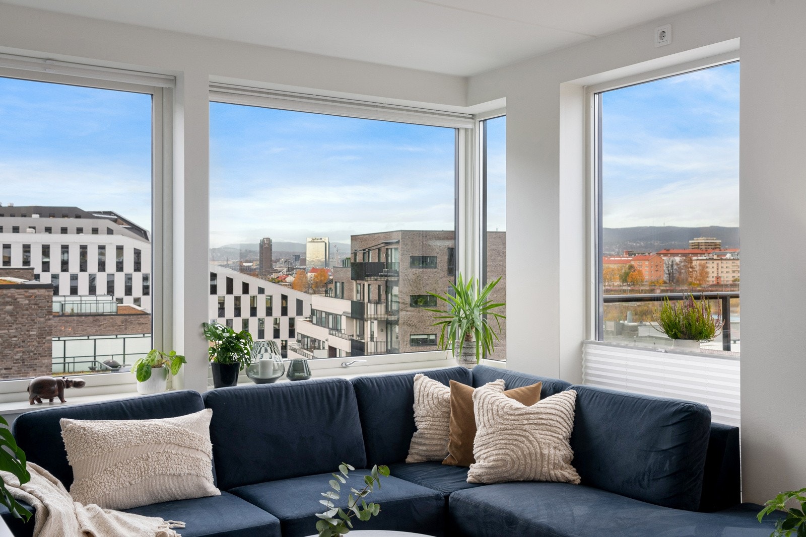 Oppgradert med plissegardiner på stuevinduer som kan tas både opp og ned. Galleribilde