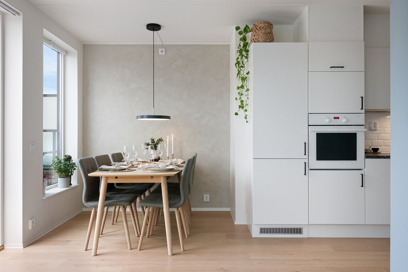 Det er god plass til stort spisebord med plass til familien og gjester. Galleribilde