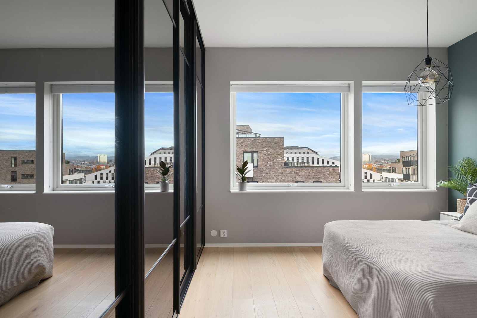 Stor skyvedørsgarderobe på hovedsoverom. Galleribilde