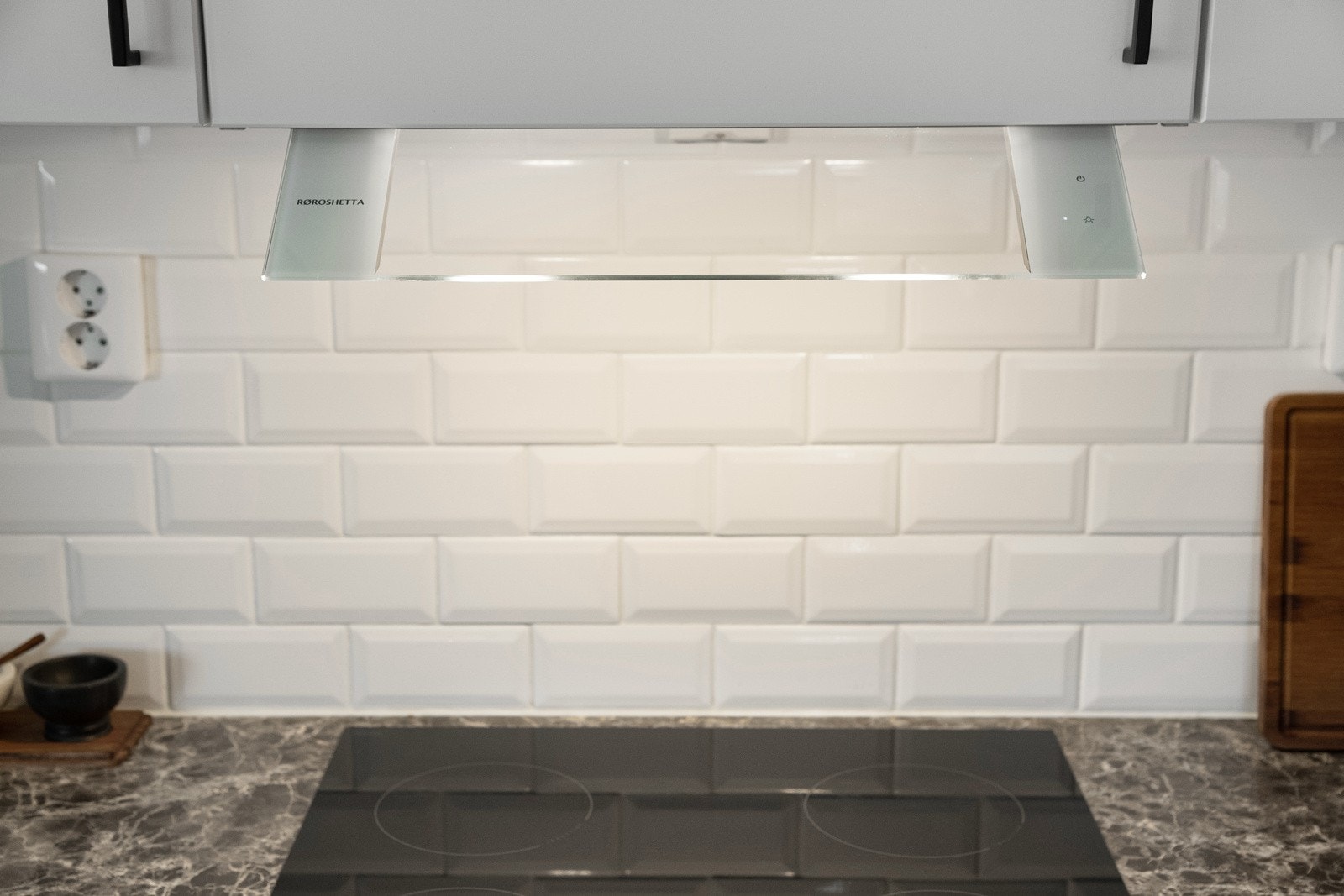 Kjøkkenvifte er oppgradert til Røroshetta Fortuna i 2024. Viften skjules under skapet, når den ikke er i bruk. Galleribilde